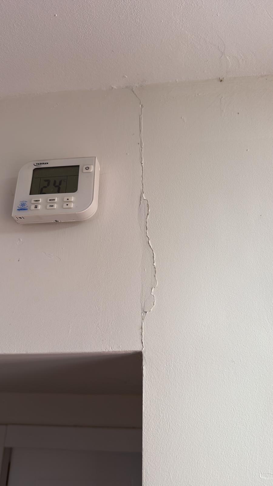 סדקים בקירות של בית חדש