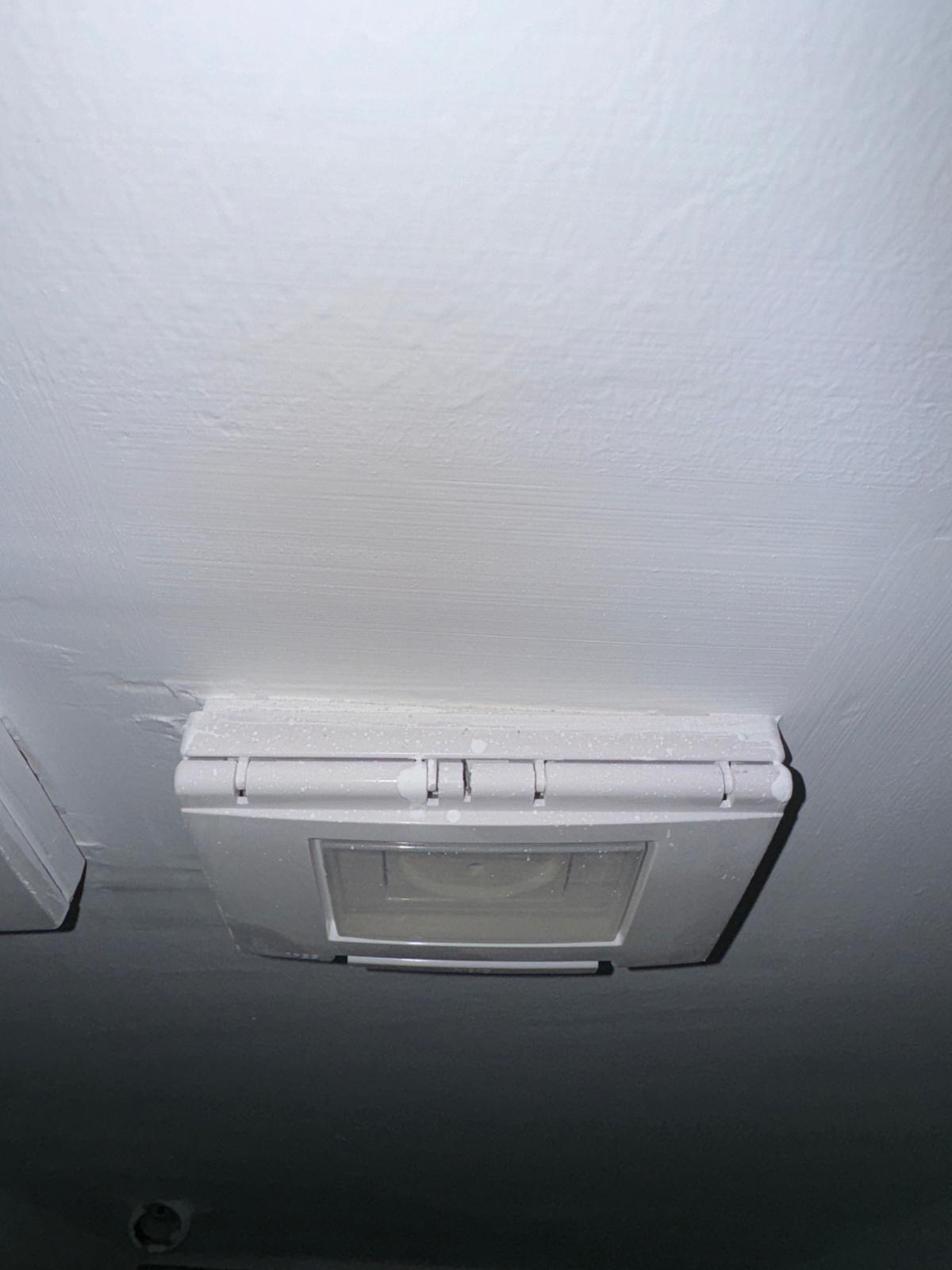 שאריות צבא על שקע בדירה חדשה