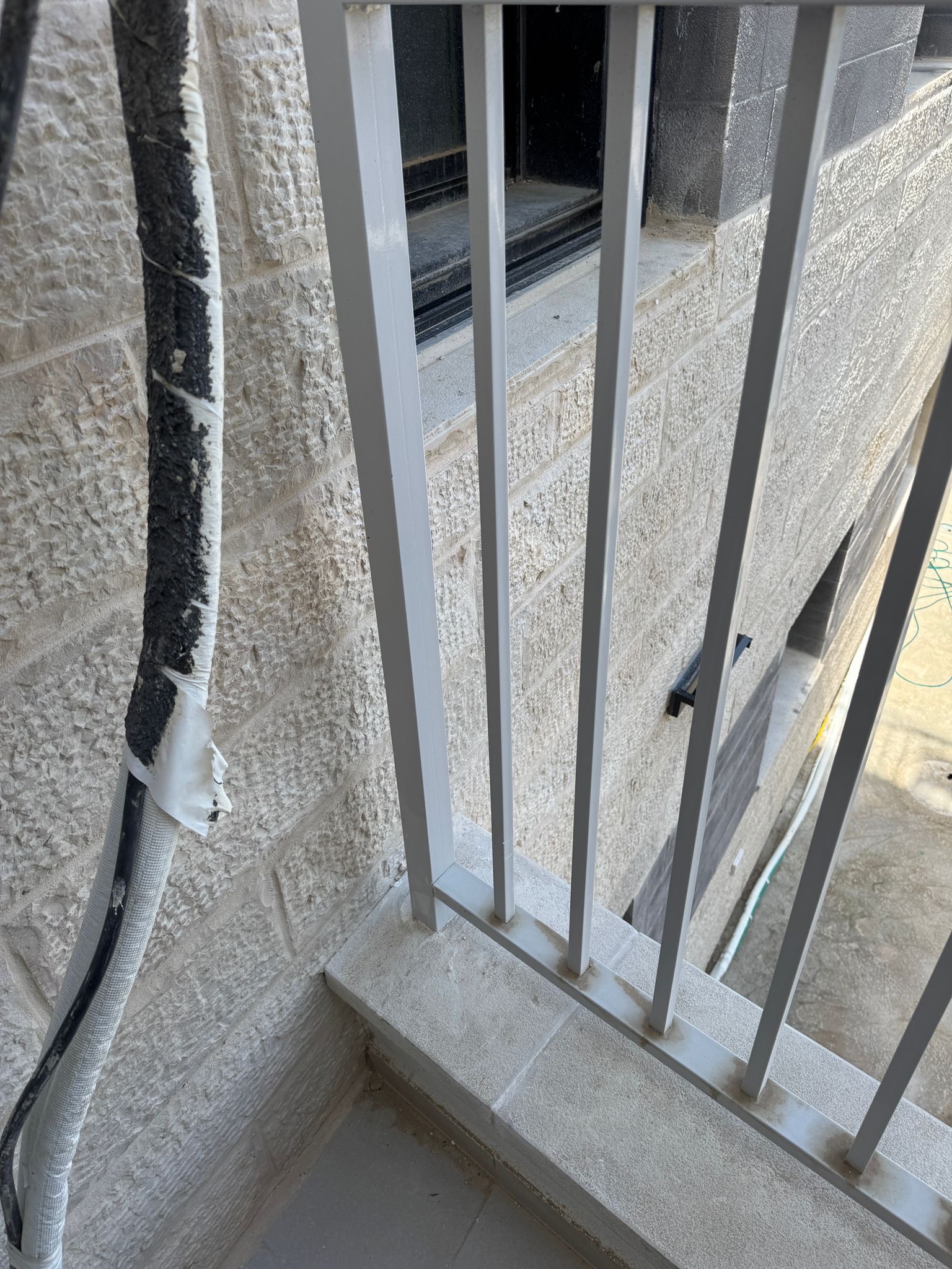 צינורות מזגן שעוברים בצורה לא תיקנית